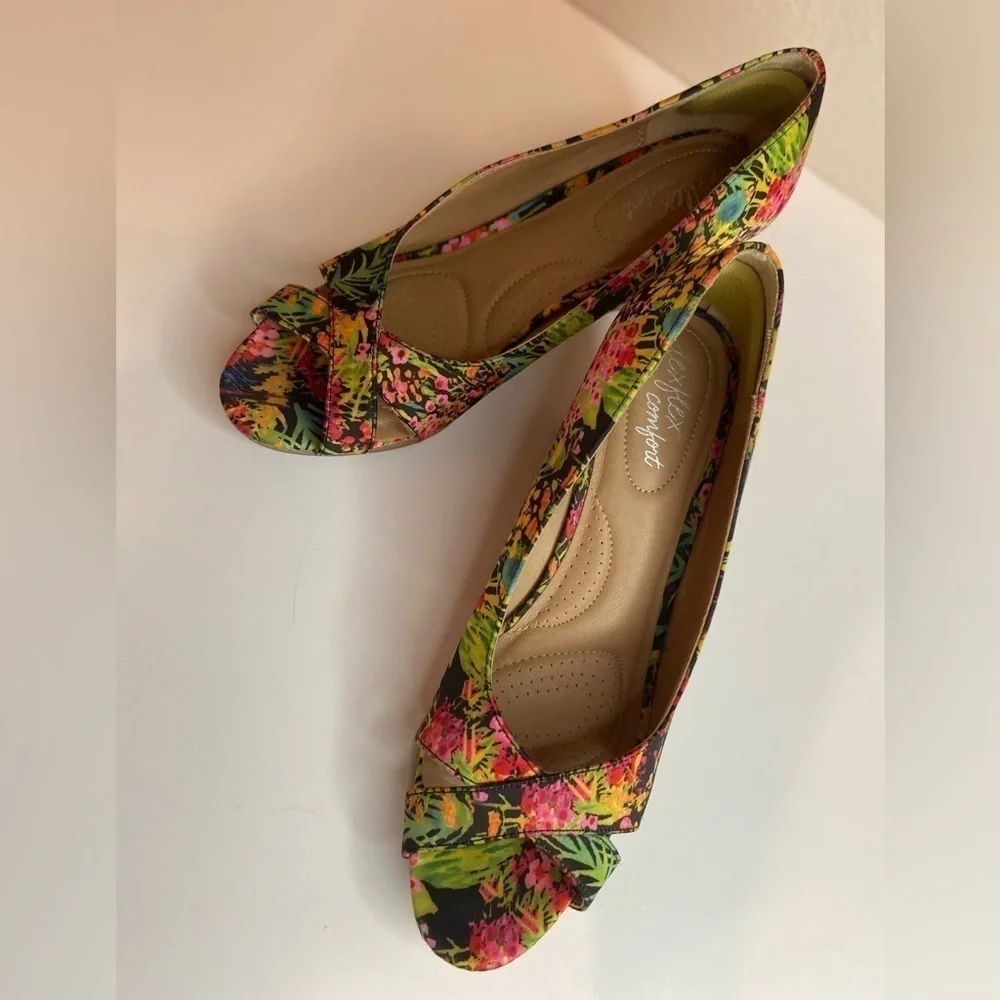 DexFlex Comfort~Vibrant Floral Criss Cross Open Toe Cork Wedge Shoes~Size 8.5